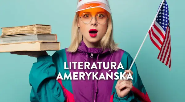 Młoda kobieta w okularach i wiatrochronie trzyma stos książek i flagę USA. To klasyka literatury amerykańskiej.