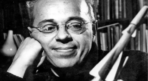 Stanisław Lem zamyślony, z modelem rakiety w dłoni. Ciekawe, czy inspirował się nią do swoich futurystycznych wizji?