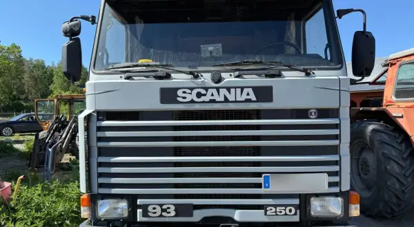 Grå Scania 93 250, en av många begagnade lastbilar Scania som väntar på nytt liv.