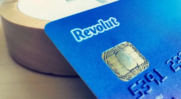 Niebieska karta Revolut z widocznym chipem i numerem. Idealna do płatności i zakupu **Revolut ubezpieczenie podróżne**.