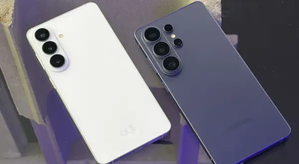 Dwa smartfony Samsung, biały i granatowy, leżą obok siebie. Biały ma trzy aparaty, granatowy cztery. Bixby z pewnością doceniłby ich design.