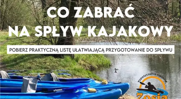Co zabrać na spływ kajakowy? Dwie niebieskie kajaki czekają nad wodą. Pobierz listę ułatwiającą przygotowanie.