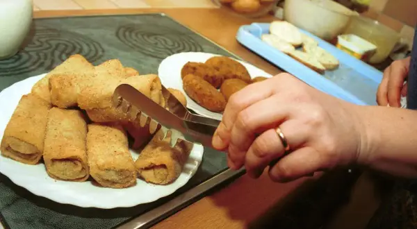 Talerz pełen krokietów, idealnych do zamrożenia na później. Czy krokiety można mrozić? Tak, a te wyglądają pysznie!