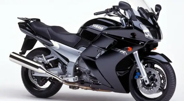 Yamaha FJR 1300: detalles de su ficha técnica en esta moto negra deportiva.