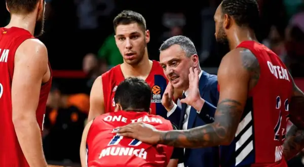 Entrenador da instrucciones a jugadores del Bayern Múnich baloncesto.