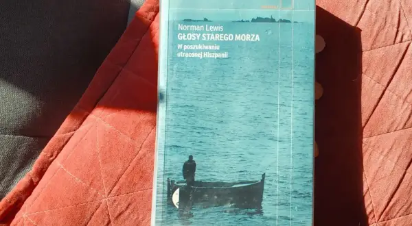 Książki o Hiszpanii: "Głosy starego morza" Normana Lewisa, reportaż o podróżach po utraconej Hiszpanii. Na okładce samotna łódź na wzburzonym morzu.