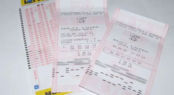 Kupony loterii promocyjnej Lotto. Widoczne numery i kody, szansa na wygraną.