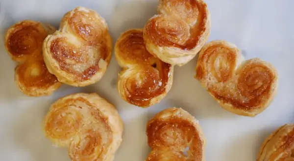 Délicieux palmiers maison, croustillants et caramélisés, parfaits pour accompagner un café. Une recette facile à réaliser.