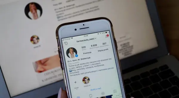 Telefon z profilem na Instagramie. Widoczny opis "Dr n. farm. M. Stolarczyk", który może pomóc w zrozumieniu, jak odblokować kogoś na Instagramie.