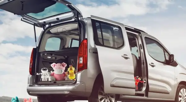 Le macchine multispazio sono perfette per le avventure! Peluche e pupazzi pronti a partire per un viaggio emozionante.