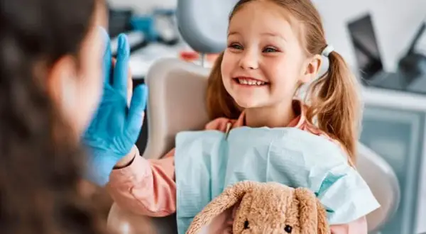 Kiedy z dzieckiem do dentysty? Złoty standard i wizyta bez stresu