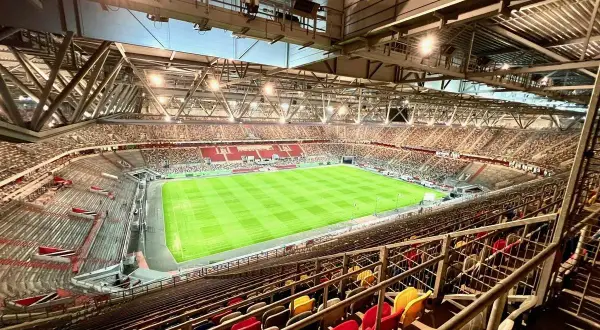 Innenansicht des bergische sportzentrum solingen. Ein Fußballstadion mit grünem Spielfeld und vielen Sitzplätzen, bereit für das nächste Spiel.