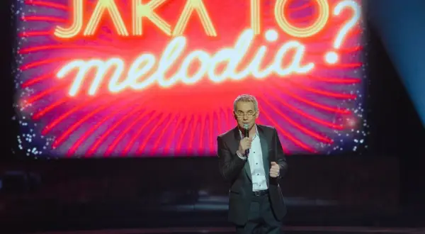 Robert Janowski z mikrofonem na scenie "Jaka to melodia?". Zastanawiamy się, dlaczego w Jaka to melodia nie ma już odcinków specjalnych z politykami.