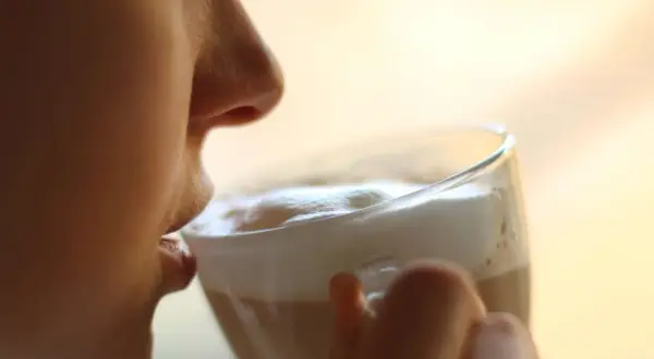 Chwila relaksu z kawą latte, gdy dziecko śpi. Karmienie piersią bywa wyczerpujące, więc taka mała przyjemność jest na wagę złota.