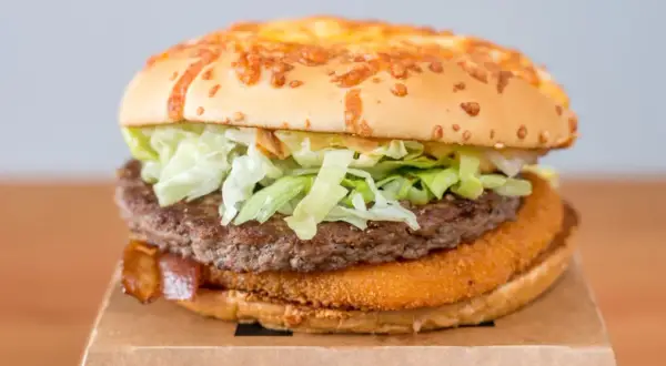 Ile kalorii ma cheeseburger? Dokładne dane i jak go "odchudzić"