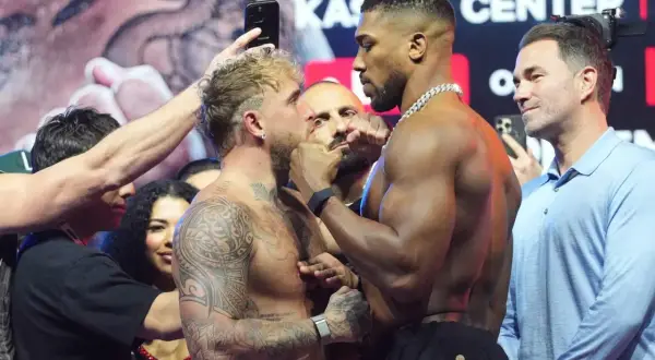 Intens blick mellan Jake Paul och Anthony Joshua. En spänd stämning inför deras match.