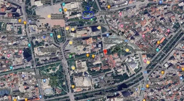 Centrum Tirany, z widocznymi **albania lotniska** w oddali. Plac Skanderbega, parki i budynki miejskie.