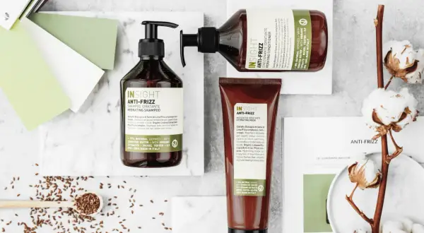 Jak dbać o kręcone włosy? Szampon, odżywka i maska Insight Anti-Frizz z ekstraktem z siemienia lnianego dla miękkości i blasku.