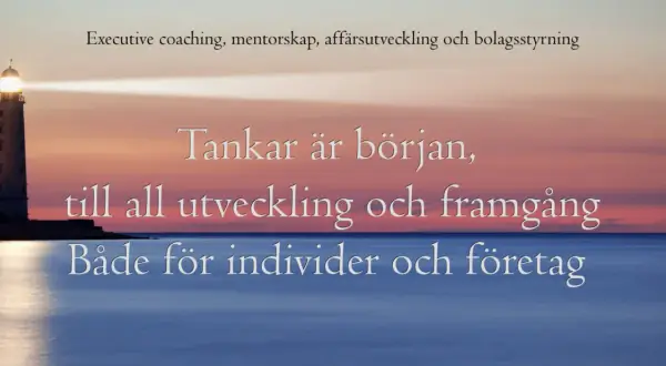 Fyr med ljus som lyser över havet vid solnedgången. Texten "Tankar är början, till all utveckling och framgång. Både för individer och företag" antyder att coachning är nyckeln.