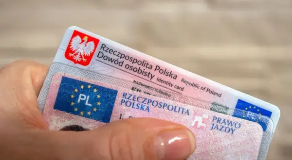 Polskie dokumenty: dowód osobisty i prawo jazdy. Czy kierowca musi mieć przy sobie prawo jazdy? Tak, jest to obowiązkowe.