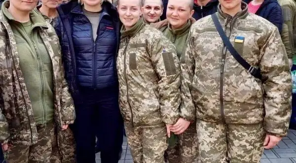 Dlaczego w wojsku golą na łyso? Odkryj zaskakujące powody tej praktyki