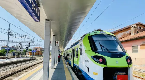 Pociąg na stacji Bergamo. Planujesz podróż? Sprawdź, jak dojechać z Bergamo do Como pociągiem.