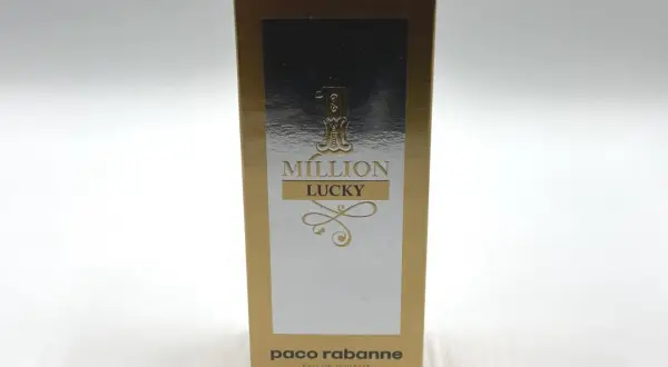Złote opakowanie Paco Rabanne 1 Million Lucky 100ml z napisem "MILLION LUCKY" i ozdobnymi elementami.