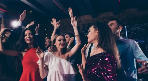 Jak wybrać idealny outfit na 18 stkę? Modne inspiracje i praktyczne porady