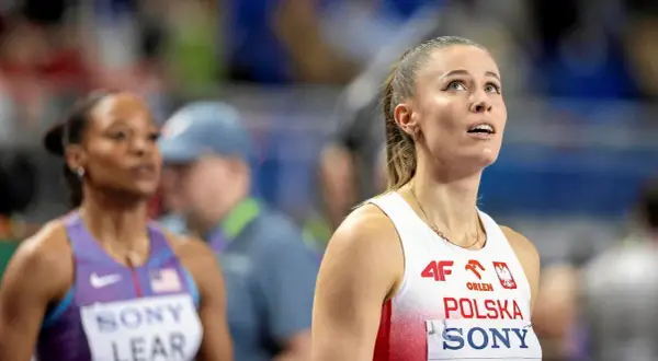 Polka w białej koszulce z orłem i napisem "Polska" na lekkoatletyczne mistrzostwa świata.
