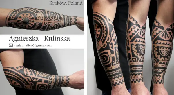 Imponujący tatuaż polinezyjski na przedramieniu, pełen geometrycznych wzorów i symboli.