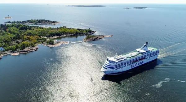 Prom Silja Line płynie przez archipelag w kierunku Helsinek.