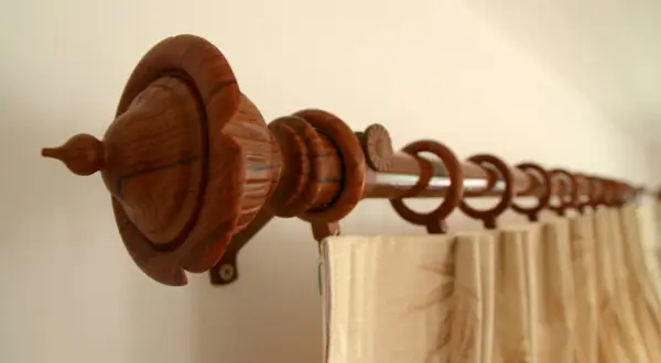 Elegancki, drewniany karnisz z ozdobnymi końcówkami. Idealny wybór, jeśli zastanawiasz się, jaki karnisz do kuchni nada jej ciepłego charakteru.