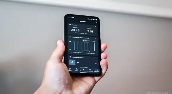 Teléfono en modo descanso, mostrando horario de sueño y actividad reciente.