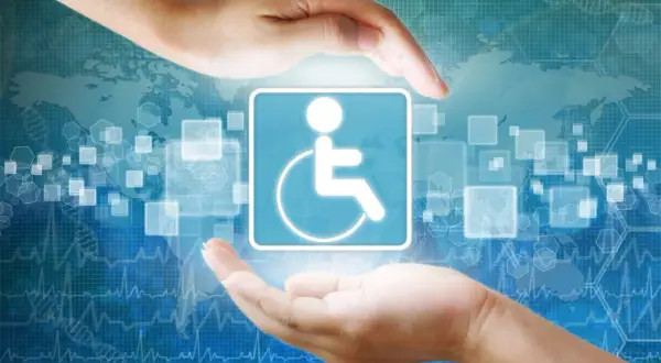 Mani proteggono il simbolo della disabilità, evocando supporto e diritti, come la legge 104 dopo i 18 anni.