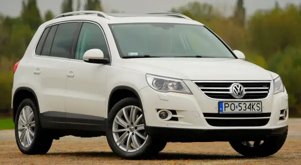 Biały VW Tiguan na zewnątrz. Zastanawiasz się, jaki silnik wybrać do tego modelu?