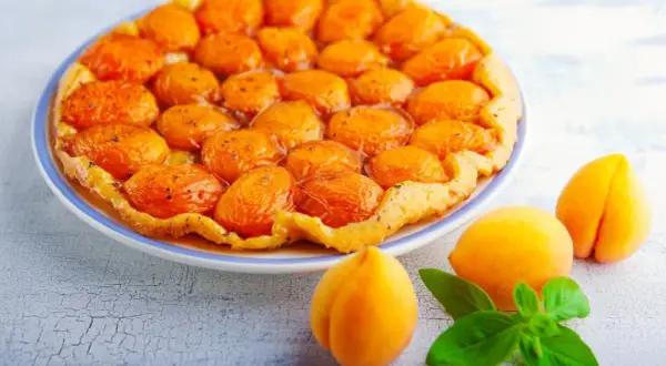 Tarte aux abricots caramélisés, une idée parfaite de que mettre sur un fond de tarte. Des fruits frais et une pâte dorée.