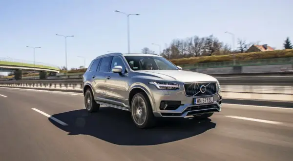 Srebrne Volvo XC90 jedzie autostradą. Kierowca zastanawia się nad jego spalaniem.