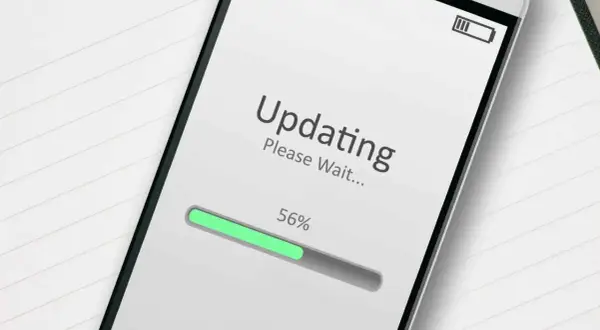 Ekran telefonu Samsung z napisem "Updating. Please Wait..." i paskiem postępu na 56%. To pokazuje, jak zaktualizować telefon Samsung.