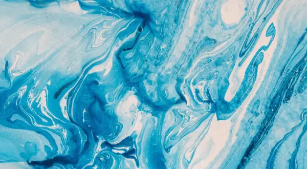 Vague et tourbillonnante, cette peinture acrylique part à l'eau évoque des vagues bleues et blanches dans un mouvement fluide et hypnotique.