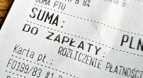 Fragment paragonu fiskalnego z napisem "SUMA: DO ZAPŁATY". Widoczna kwota do zapłaty i szczegóły rozliczenia.