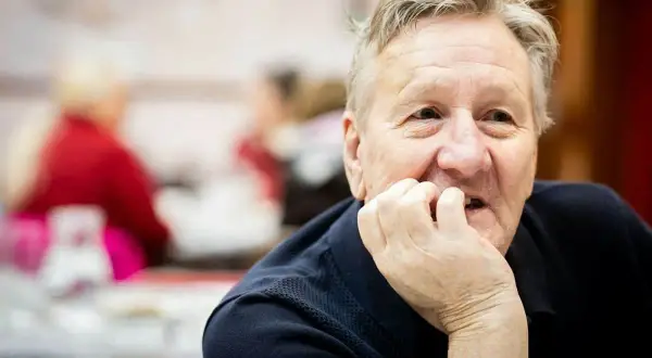 Starszy mężczyzna zamyślony, zastanawia się, kiedy rolnik może iść na emeryturę.