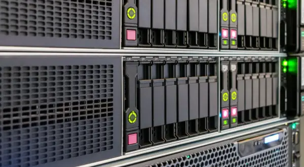 Server-Rack mit mehreren Festplattenschächten, bereit für ein RAID 5 mit 4 Festplatten. Grüne und rote LEDs zeigen den Status an.