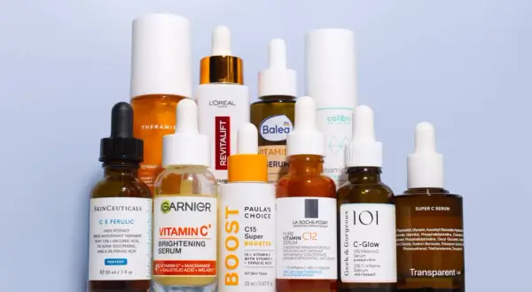 Vielfalt an Vitamin C Seren für einen Haut-Test: Skinceuticals, Garnier, Paula's Choice und mehr.