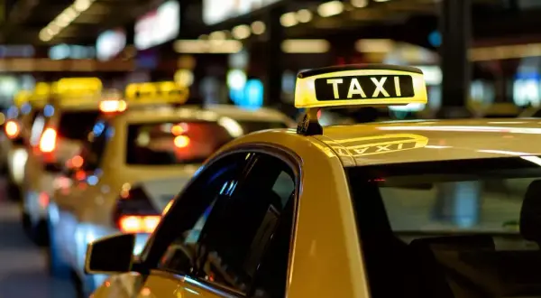 Ile kosztuje taxi z lotniska Chopina na dworzec centralny? Ceny i porady