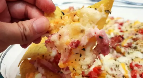 ¿Nachos con queso al horno? Logra el fundido y crujido ideal.