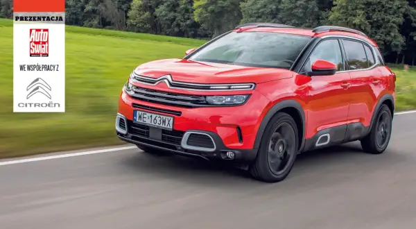 Czerwony Citroën C5 Aircross w ruchu drogowym, podczas testu dla Auto Świata.