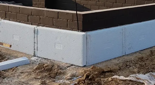 Izolacja fundamentów z białego styropianu, gotowa do zalania betonem. Pytanie: jaki cement na fundament?