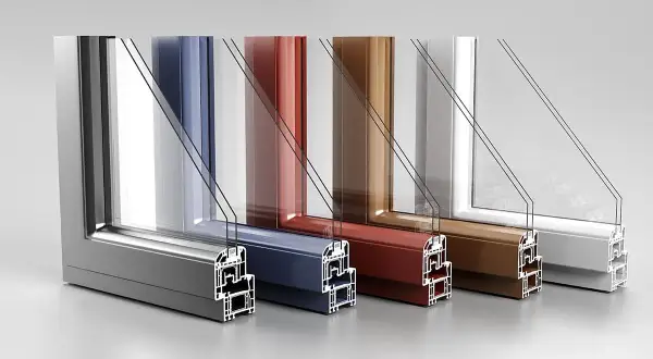 Sezioni di finestre in alluminio e PVC colorate, che illustrano la differenza tra i materiali.