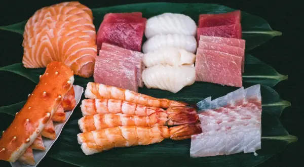 Frischer Fisch und Meeresfrüchte, ein Festmahl für die Sinne. Hier gibt es Lachs, Thunfisch, Garnelen, Krabben und mehr – ein kulinarischer Genuss, der an the catch berlin erinnert.