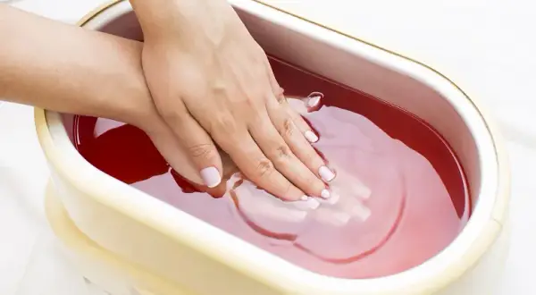Parafina na dłonie przed czy po manicure - co wybrać dla najlepszych efektów?
